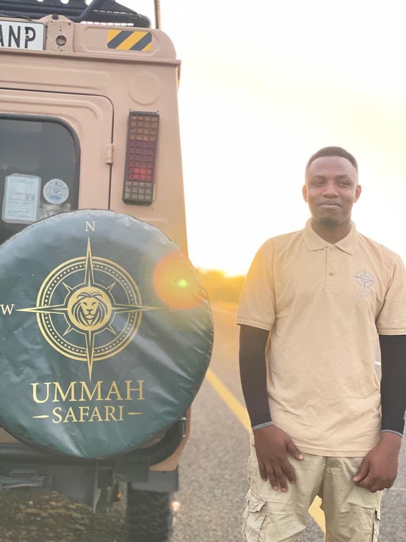 Guide Ummah Safari devant le vehicule de safari