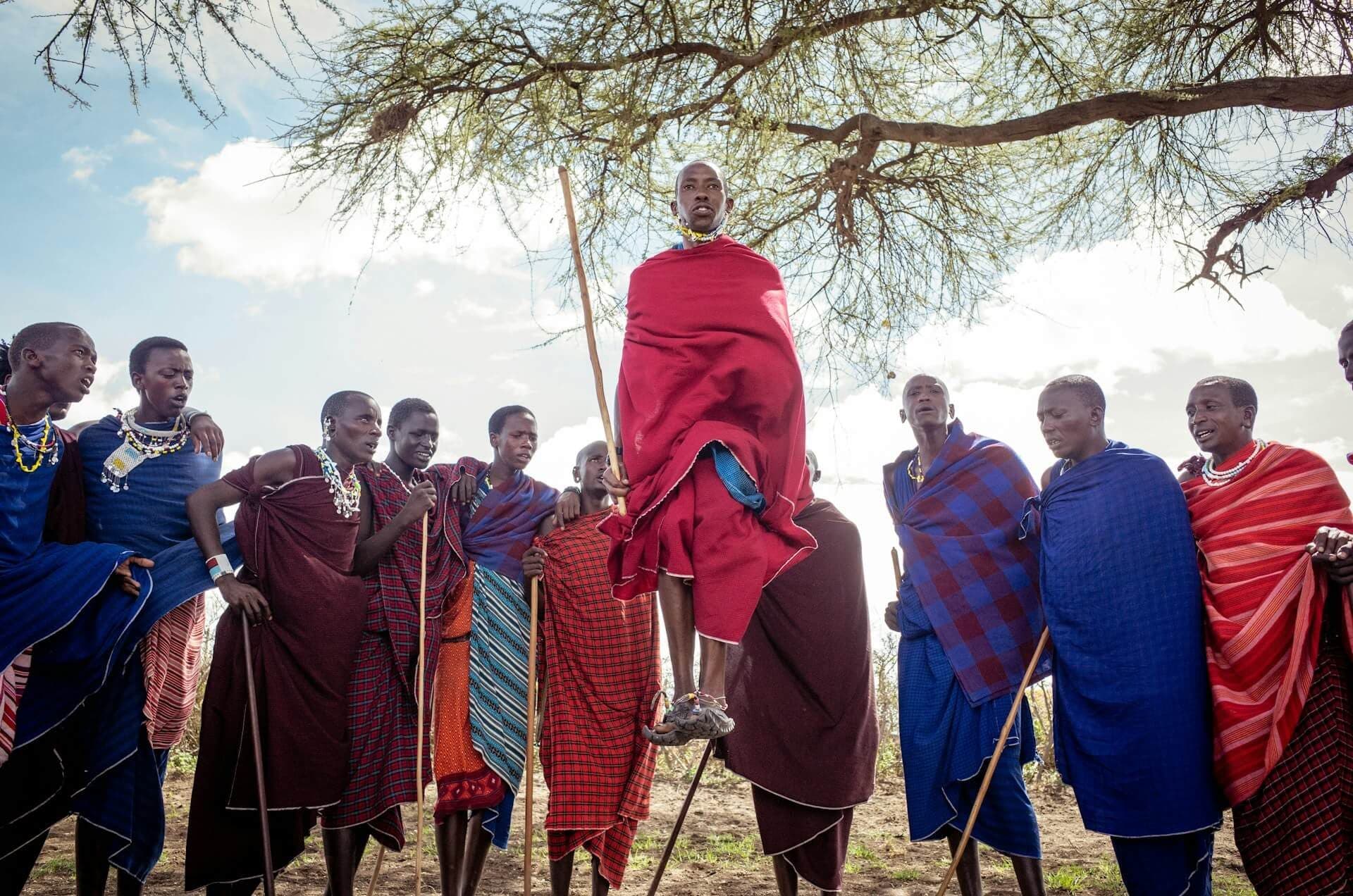 Communaute maasai reunie sous un arbre