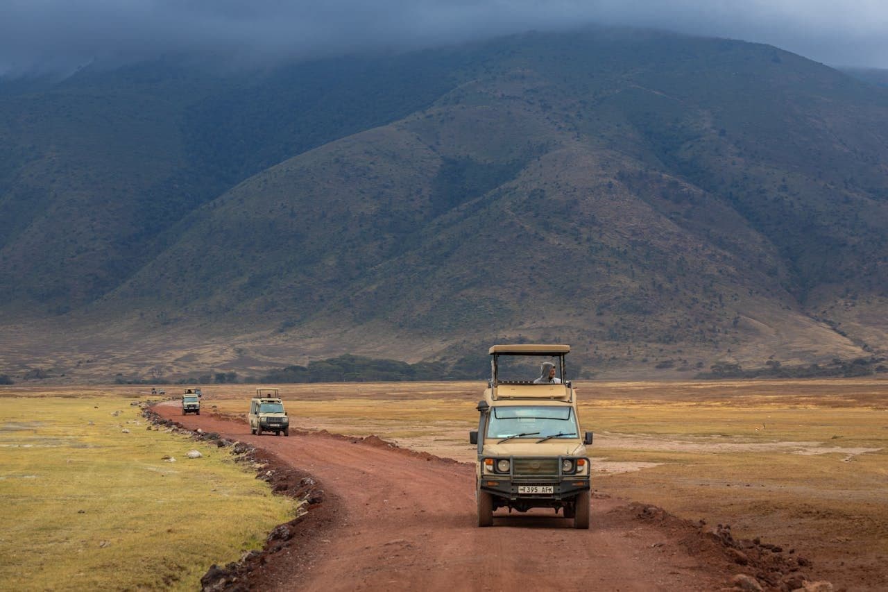 Piste rouge et vehicule au fond du cratere du Ngorongoro