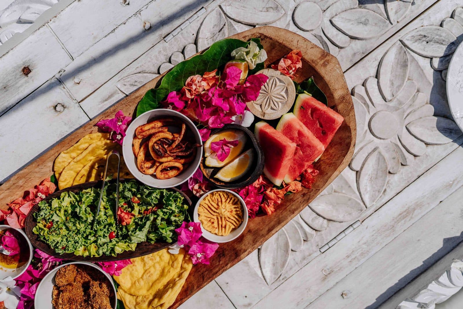 Plateau de fruits et mets partages