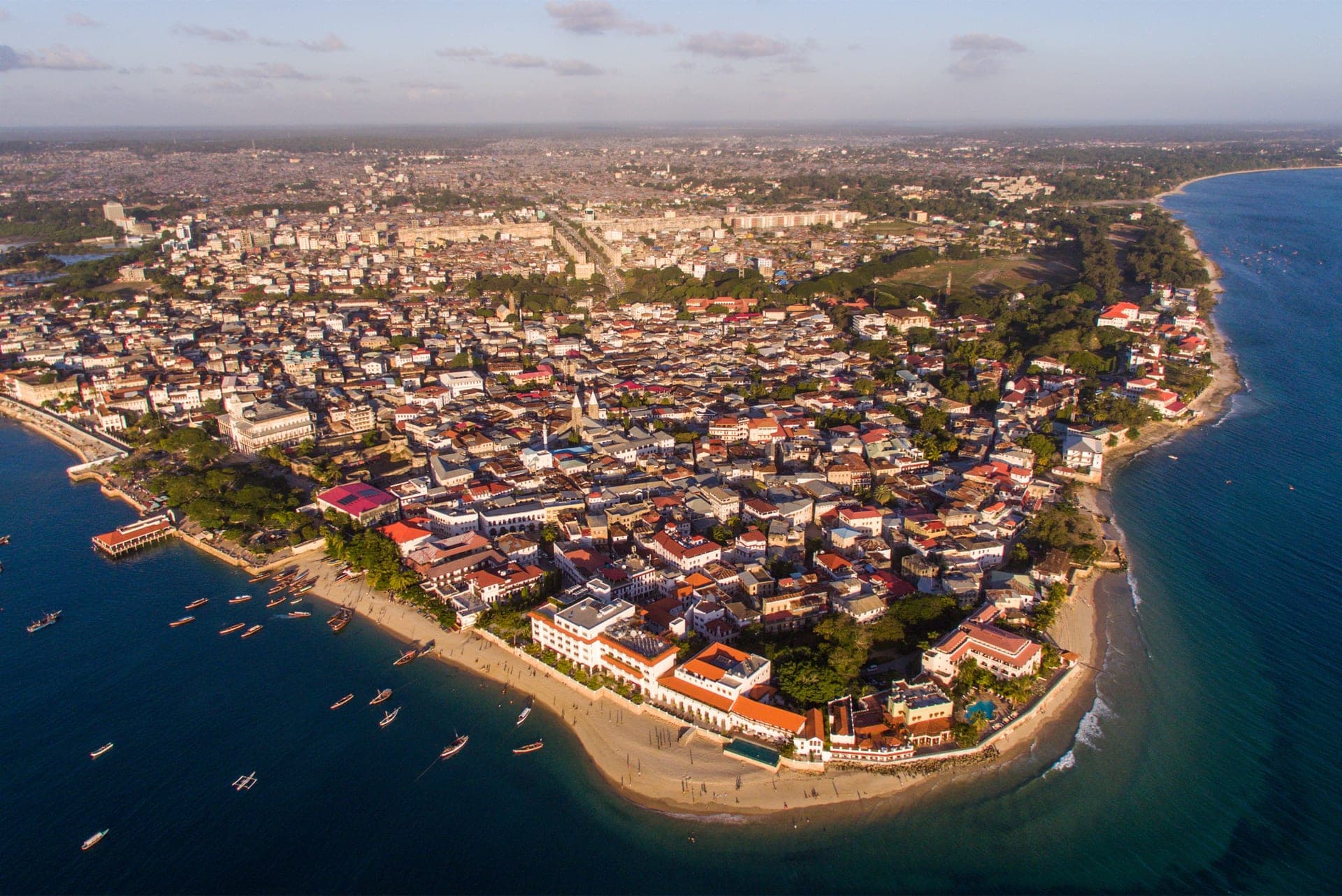 Vue aerienne de Stone Town et de son front de mer