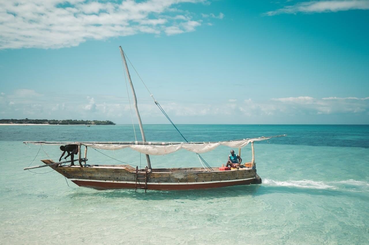 Boutre traditionnel a voile sur le lagon