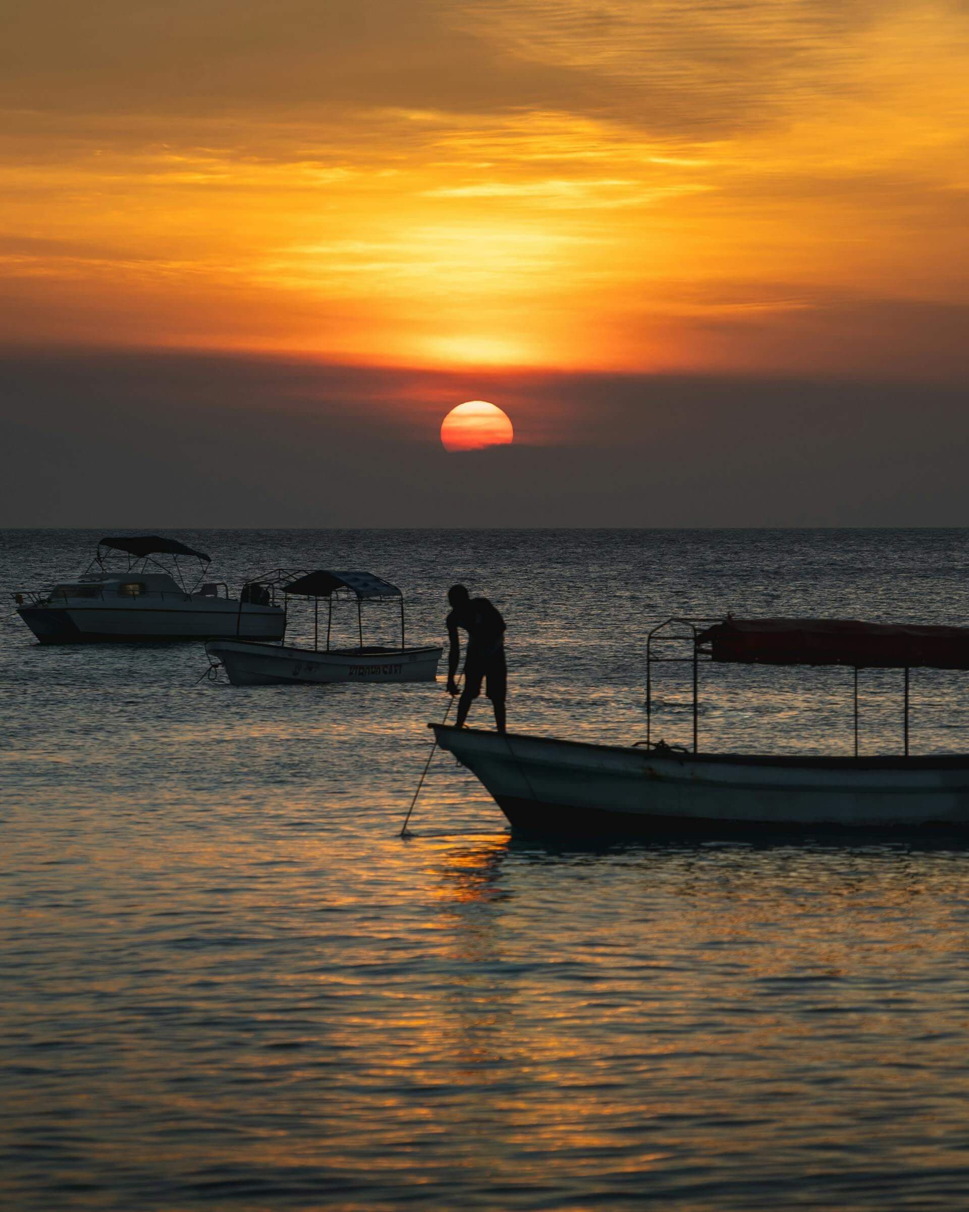 Bateau au coucher du soleil sur l'ocean Indien